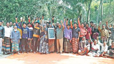 farmers using mobile apps.jpg