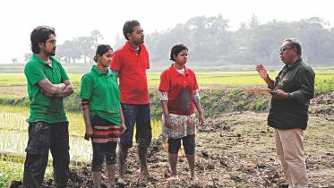 Firay Chol Matir Taney