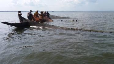 Fishermen Hakaluki Haor 1.jpg