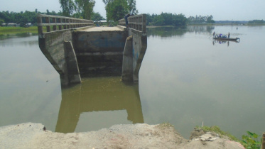 Floods toll rail road communications 1.jpg