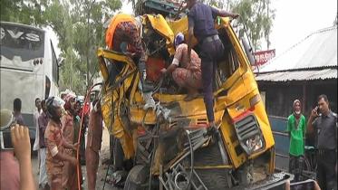 Gaibandha road crash.jpg