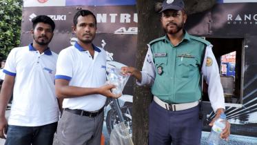 Iftar packets workers.jpg