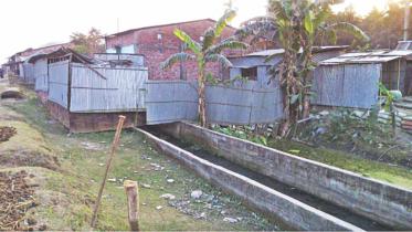 Illegally built shops.jpg