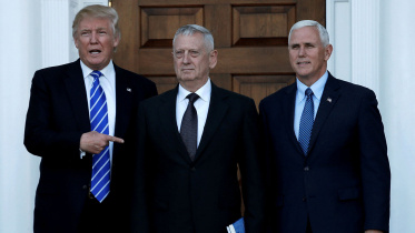  US President-elect Donald Trump (L) and Vice President-elect Mike Pence (R) greet retired Marine General James Mattis in Bedminster