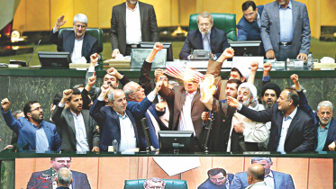 Iranian MPs burn.jpg