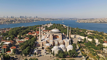 Istanbuls-emblematic-landmark-Hagia-Sophia.jpg