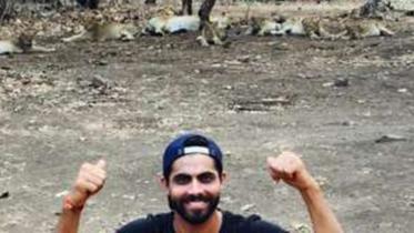 Jadeja selfi with lions