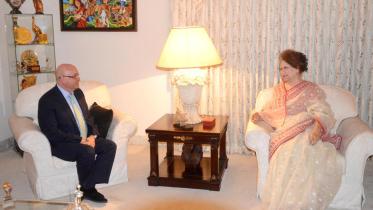 Khaleda meets Brit high commissioner.jpg