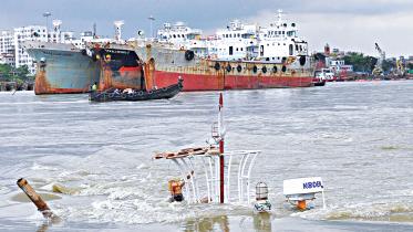 Lighter-vessel-capsizes-Karnaphuli.jpg