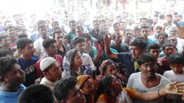 Locals besiege police.jpg