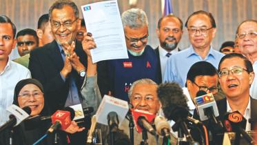 Mahathir Mohamad win.jpg