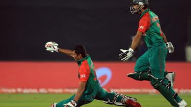 mahmudullah dive.jpg