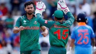 Mashrafe celebrates.jpg