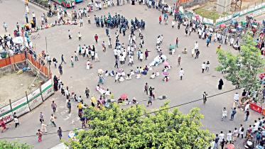 Medical-students-block-Shahbagh.jpg
