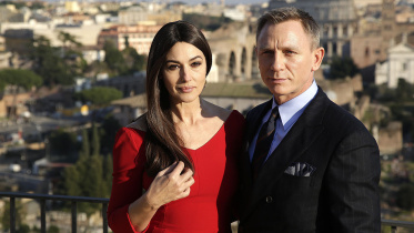 Actors Daniel Craig (R) and Monica Bellucci pose during a photo call for the new James Bond film "Spectre" in downtown Rome, February 18, 2015. Photo: Reuters