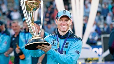 Morgan lifts world cup.jpg