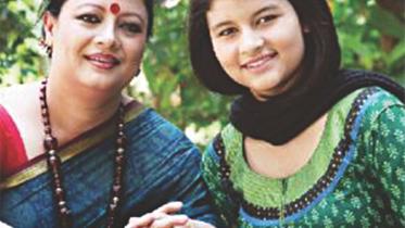 Munmun Ahmed and her daughter