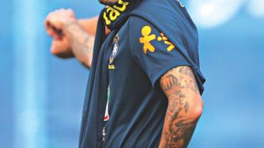 Neymar limps out of training