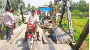 Vulnerable-Hortukitola--bailey-bridge