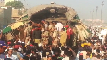 17 killed,Pakistan road crash,Karachi,The collision occurred as Zakaria Express struck Fareed Express,Landhi Railway Station