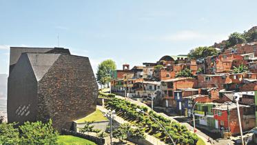 Parque Biblioteca España.jpg