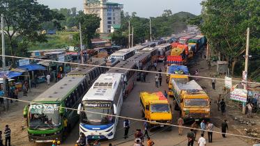 Hundreds of vehicles on Dhaka-Aricha highway waiting for their turn 