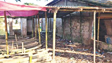 BCL men illegally occupy public toilet