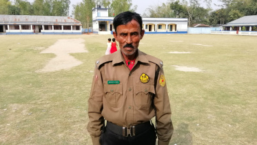 Rayhan Bulu teaching football at the Kadamtali High School ground.jpg