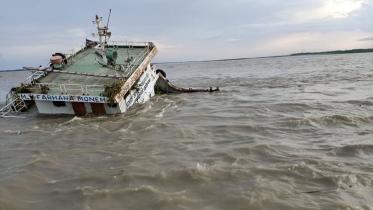 River-channel-closed-cargo-ship-capsizes.jpg