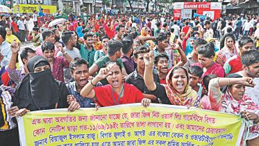 RMG workers take streets 1.jpg