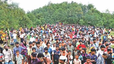 Rohingya refugees gather.jpg