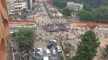Dhaka University students block Dhaka's Shahbagh