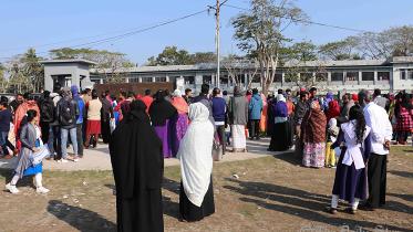 SSC examinees and their guardians gather in front of an centre