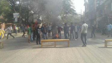 A group of Bangladesh Chhatra League block the Sylhet-Tamabil highway 