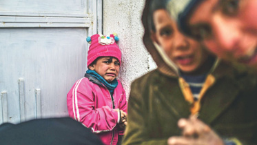 Syrians at Turkey border.jpg