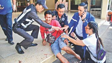 Thai police investigating.jpg