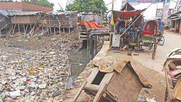 The Rayerbazar sluice gate.jpg