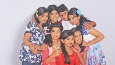 Top seven contestants of Khude Gaanraj pose for a photo