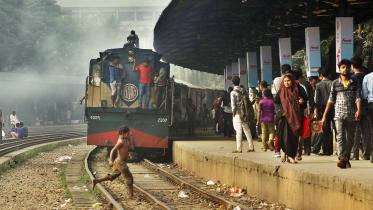 garment workers die falling off train roof