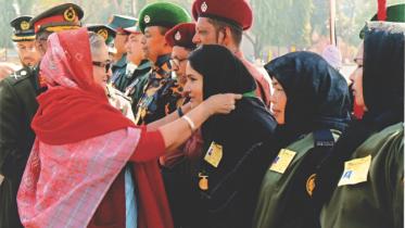 hasina-gives-medals-to-ansar.jpg