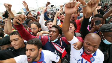 messi_fans.jpg