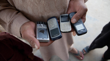 jan-chipcase-man-holding-phones-in-afghanistan.jpg