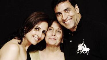 akshay_kumar_mother_2.jpg