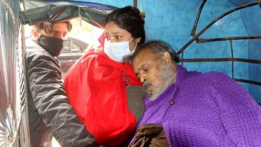 Covid positive father dies in daughter’s embrace