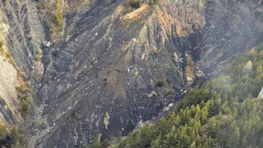 24a02c31-afp-remains-of-victims-being-airlifted-from-french-alps-crash-site.jpg