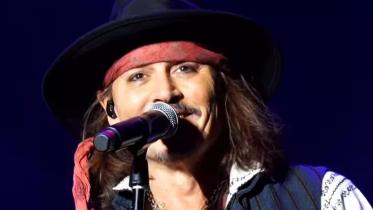johnny-depp-fans-sing-star-happy-birthday-as-he-turns-60-060923-1-c22a1503edc74ed2a42e43a9526014ba.jpg