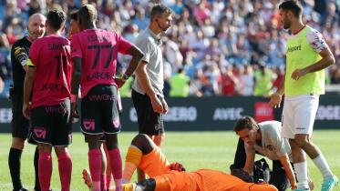 ligue_1_game_goalie_injured.jpg