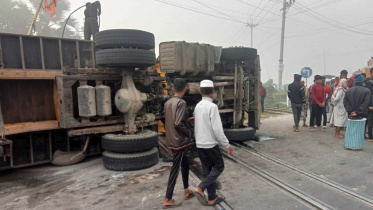lorry_overturns_on_track_in_cumilla.jpg