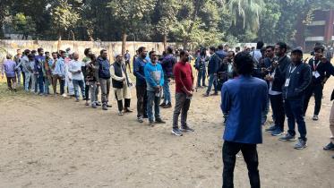 January 7 vote: Crowds Gather When TV Cameras Appear in Polling Station