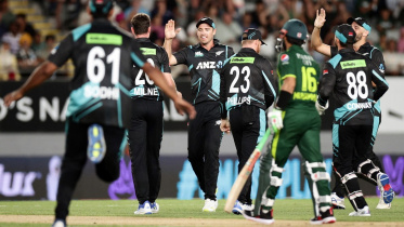 southee_with_kiwi_teammates.jpg